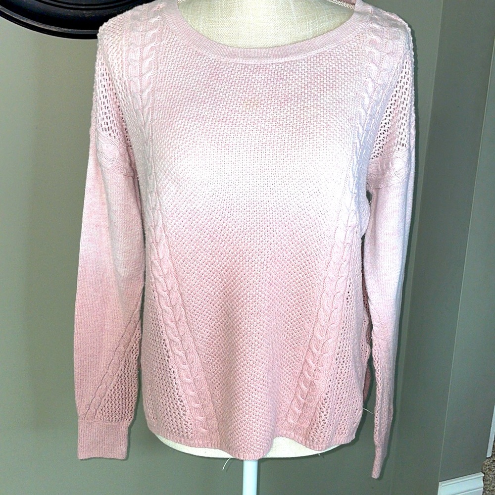 American Eagle 🦅 Outfitters ombre pink size medium beautiful sweater.